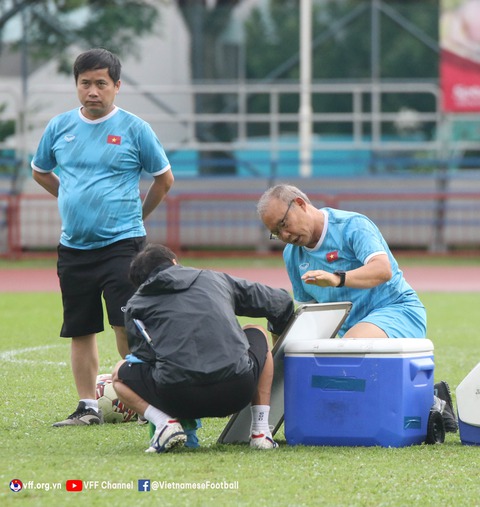 Hết chấn thương, Tiến Dũng và Đình Trọng sẵn sàng cho trận bán kết lượt về với Thái Lan - Ảnh 3. Hết chấn thương, Tiến Dũng và Đình Trọng sẵn sàng cho trận bán kết lượt về với Thái Lan - Ảnh 3.