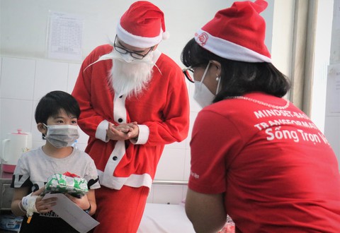 Giáng sinh của 100 trẻ đang điều trị COVID-19: Đồ bảo hộ hóa thân thành bà già Noel - Ảnh 10. Giáng sinh của 100 trẻ đang điều trị COVID-19: Đồ bảo hộ hóa thân thành bà già Noel - Ảnh 10.