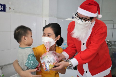 Giáng sinh của 100 trẻ đang điều trị COVID-19: Đồ bảo hộ hóa thân thành bà già Noel - Ảnh 6. Giáng sinh của 100 trẻ đang điều trị COVID-19: Đồ bảo hộ hóa thân thành bà già Noel - Ảnh 6.