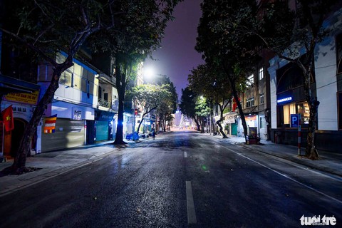 Hà Nội Giáng sinh: Khu vực nhà thờ Lớn vắng vẻ, đường phố có nơi tắc nghẽn - Ảnh 7. Hà Nội Giáng sinh: Khu vực nhà thờ Lớn vắng vẻ, đường phố có nơi tắc nghẽn - Ảnh 7.
