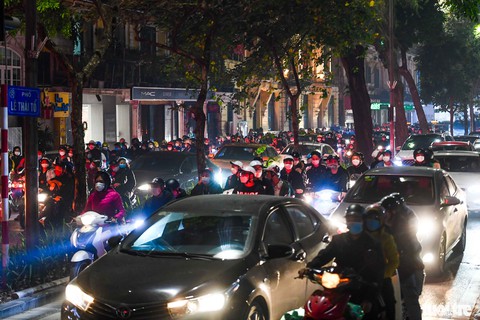 Hà Nội Giáng sinh: Khu vực nhà thờ Lớn vắng vẻ, đường phố có nơi tắc nghẽn - Ảnh 2. Hà Nội Giáng sinh: Khu vực nhà thờ Lớn vắng vẻ, đường phố có nơi tắc nghẽn - Ảnh 2.