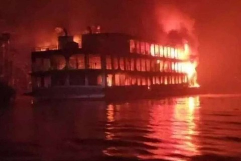 Ít nhất 37 người chết do cháy phà ở Bangladesh - Ảnh 2. Ít nhất 37 người chết do cháy phà ở Bangladesh - Ảnh 2.