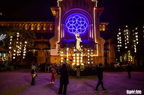 Hà Nội Giáng sinh: Khu vực nhà thờ Lớn vắng vẻ, đường phố có nơi tắc nghẽn - Ảnh 8. Hà Nội Giáng sinh: Khu vực nhà thờ Lớn vắng vẻ, đường phố có nơi tắc nghẽn - Ảnh 8.