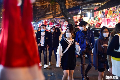 Hà Nội Giáng sinh: Khu vực nhà thờ Lớn vắng vẻ, đường phố có nơi tắc nghẽn - Ảnh 10. Hà Nội Giáng sinh: Khu vực nhà thờ Lớn vắng vẻ, đường phố có nơi tắc nghẽn - Ảnh 10.