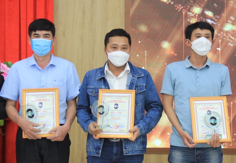 Báo Tuổi Trẻ đoạt giải Ba Giải báo chí Huỳnh Thúc Kháng - Ảnh 1. Báo Tuổi Trẻ đoạt giải Ba Giải báo chí Huỳnh Thúc Kháng - Ảnh 1.