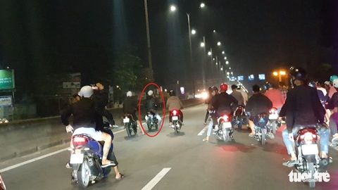 Hàng trăm ‘quái xế’ tổ chức ‘đêm gala’ đốt pháo, quậy ‘banh nóc’ trên quốc lộ 51 - Ảnh 4. Hàng trăm ‘quái xế’ tổ chức ‘đêm gala’ đốt pháo, quậy ‘banh nóc’ trên quốc lộ 51 - Ảnh 4.