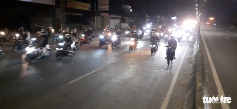Hàng trăm ‘quái xế’ tổ chức ‘đêm gala’ đốt pháo, quậy ‘banh nóc’ trên quốc lộ 51 - Ảnh 5. Hàng trăm ‘quái xế’ tổ chức ‘đêm gala’ đốt pháo, quậy ‘banh nóc’ trên quốc lộ 51 - Ảnh 5.