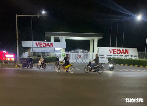 Hàng trăm ‘quái xế’ tổ chức ‘đêm gala’ đốt pháo, quậy ‘banh nóc’ trên quốc lộ 51 - Ảnh 3. Hàng trăm ‘quái xế’ tổ chức ‘đêm gala’ đốt pháo, quậy ‘banh nóc’ trên quốc lộ 51 - Ảnh 3.