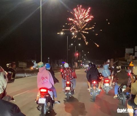 Hàng trăm ‘quái xế’ tổ chức ‘đêm gala’ đốt pháo, quậy ‘banh nóc’ trên quốc lộ 51 - Ảnh 7. Hàng trăm ‘quái xế’ tổ chức ‘đêm gala’ đốt pháo, quậy ‘banh nóc’ trên quốc lộ 51 - Ảnh 7.