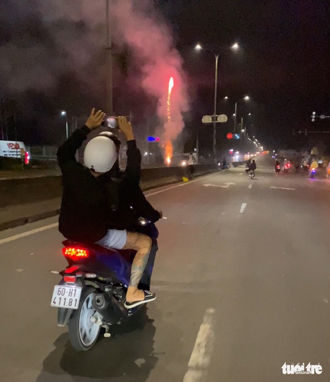 Hàng trăm ‘quái xế’ tổ chức ‘đêm gala’ đốt pháo, quậy ‘banh nóc’ trên quốc lộ 51 - Ảnh 8. Hàng trăm ‘quái xế’ tổ chức ‘đêm gala’ đốt pháo, quậy ‘banh nóc’ trên quốc lộ 51 - Ảnh 8.