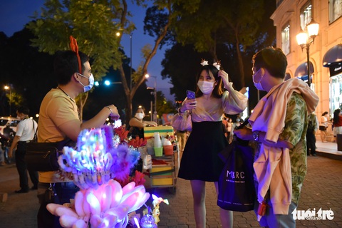 Người dân TP.HCM dạo chơi Giáng sinh, cầu mong dịch COVID-19 nhanh qua - Ảnh 3. Người dân TP.HCM dạo chơi Giáng sinh, cầu mong dịch COVID-19 nhanh qua - Ảnh 3.