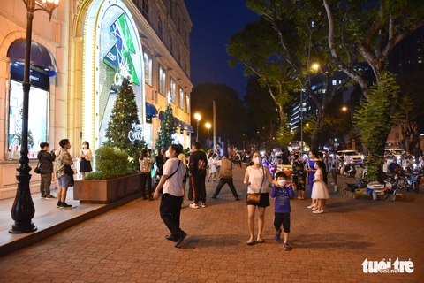 Người dân TP.HCM dạo chơi Giáng sinh, cầu mong dịch COVID-19 nhanh qua - Ảnh 4. Người dân TP.HCM dạo chơi Giáng sinh, cầu mong dịch COVID-19 nhanh qua - Ảnh 4.
