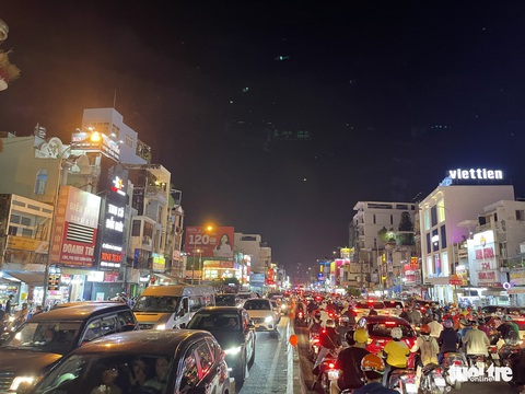 Ngã tư Hàng Xanh đông nghẹt tối Giáng sinh, người dân lâu rồi mới thấy kẹt xe - Ảnh 2. Ngã tư Hàng Xanh đông nghẹt tối Giáng sinh, người dân lâu rồi mới thấy kẹt xe - Ảnh 2.
