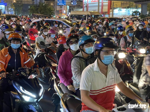 Ngã tư Hàng Xanh đông nghẹt tối Giáng sinh, người dân lâu rồi mới thấy kẹt xe - Ảnh 3. Ngã tư Hàng Xanh đông nghẹt tối Giáng sinh, người dân lâu rồi mới thấy kẹt xe - Ảnh 3.