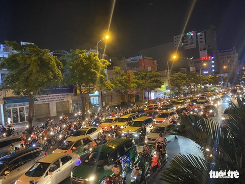 Ngã tư Hàng Xanh đông nghẹt tối Giáng sinh, người dân lâu rồi mới thấy kẹt xe - Ảnh 4. Ngã tư Hàng Xanh đông nghẹt tối Giáng sinh, người dân lâu rồi mới thấy kẹt xe - Ảnh 4.