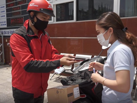 J&T Express và những nỗ lực không ngừng trong thời kì bình thường mới - Ảnh 2. J&T Express và những nỗ lực không ngừng trong thời kì bình thường mới - Ảnh 2.