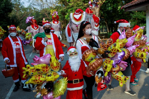Voi làm ông già Noel, phát quà Giáng sinh cho trẻ em ở Thái Lan - Ảnh 2. Voi làm ông già Noel, phát quà Giáng sinh cho trẻ em ở Thái Lan - Ảnh 2.