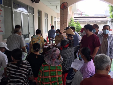 Mẹ tôi mới tiêm mũi 2 đầu tháng 10 nhưng giờ lại được mời tiêm mũi 3 - Ảnh 1. Mẹ tôi mới tiêm mũi 2 đầu tháng 10 nhưng giờ lại được mời tiêm mũi 3 - Ảnh 1.