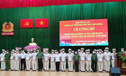 TP.HCM đưa công an chính quy về 58 xã - Ảnh 1. TP.HCM đưa công an chính quy về 58 xã - Ảnh 1.