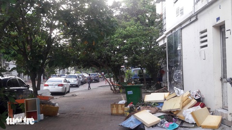 Rác ở chung cư: Chuyện dễ xử mà xử không dễ - Ảnh 1. Rác ở chung cư: Chuyện dễ xử mà xử không dễ - Ảnh 1.