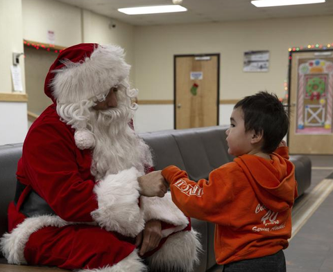 Lính Mỹ làm phụ tá ông già Noel, bay đến Bắc cực tặng quà cho trẻ em - Ảnh 1. Lính Mỹ làm phụ tá ông già Noel, bay đến Bắc cực tặng quà cho trẻ em - Ảnh 1.