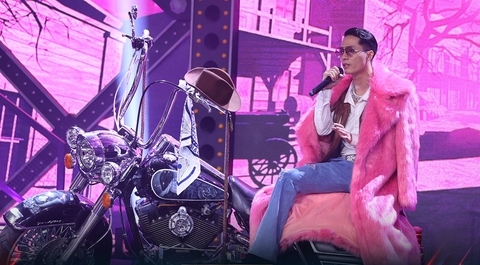 Binz gây tranh cãi ở Rap Việt, NSND Bạch Tuyết: Tôi phải học Diệu Hiền hát nhiều lắm - Ảnh 2. Binz gây tranh cãi ở Rap Việt, NSND Bạch Tuyết: Tôi phải học Diệu Hiền hát nhiều lắm - Ảnh 2.