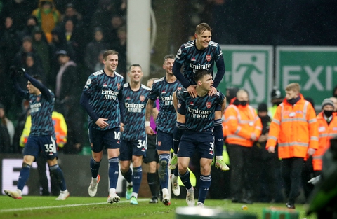 Thắng Leicester bằng tỉ số ván tennis, Man City vô địch lượt đi - Ảnh 5. Thắng Leicester bằng tỉ số ván tennis, Man City vô địch lượt đi - Ảnh 5.