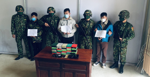 3 người vận chuyển 40 bánh heroin trong bao tải - Ảnh 1. 3 người vận chuyển 40 bánh heroin trong bao tải - Ảnh 1.