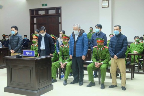 Luật sư của ông Nguyễn Đức Chung xin được mang vật chứng quan trọng vào tòa - Ảnh 2. Luật sư của ông Nguyễn Đức Chung xin được mang vật chứng quan trọng vào tòa - Ảnh 2.