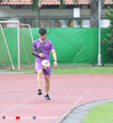 Hà Đức Chinh bị rách bán phần dây chằng chéo sau ở AFF Cup 2020 - Ảnh 2. Hà Đức Chinh bị rách bán phần dây chằng chéo sau ở AFF Cup 2020 - Ảnh 2.