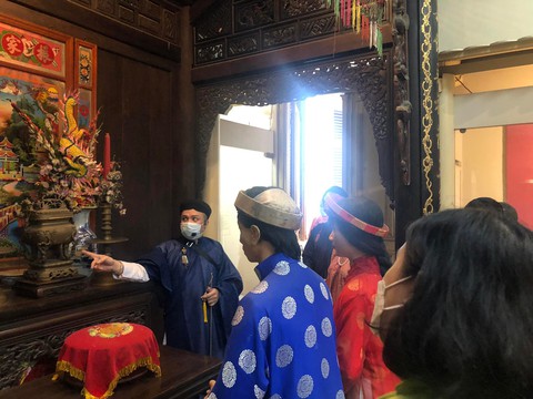 Người bình thường không ai mặc áo dài đi ngoài đường - Ảnh 1. Người bình thường không ai mặc áo dài đi ngoài đường - Ảnh 1.