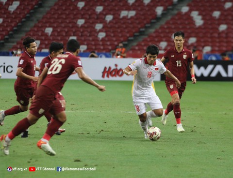 Hà Đức Chinh bị rách bán phần dây chằng chéo sau ở AFF Cup 2020 - Ảnh 1. Hà Đức Chinh bị rách bán phần dây chằng chéo sau ở AFF Cup 2020 - Ảnh 1.