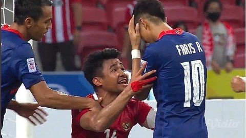 Cảm ơn đối thủ vì hỏng phạt đền, đội phó Indonesia bị HLV dọa không cho lên tuyển - Ảnh 1. Cảm ơn đối thủ vì hỏng phạt đền, đội phó Indonesia bị HLV dọa không cho lên tuyển - Ảnh 1.