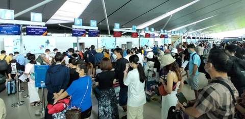 Trẻ em chưa tiêm vắc xin đi máy bay có phải xét nghiệm COVID-19? - Ảnh 1. Trẻ em chưa tiêm vắc xin đi máy bay có phải xét nghiệm COVID-19? - Ảnh 1.
