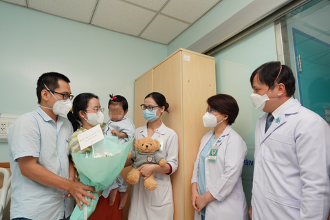 Bác sĩ Bệnh viện Đại học Y dược TP.HCM ghép gan thành công cho bé gái 2 tuổi - Ảnh 2. Bác sĩ Bệnh viện Đại học Y dược TP.HCM ghép gan thành công cho bé gái 2 tuổi - Ảnh 2.