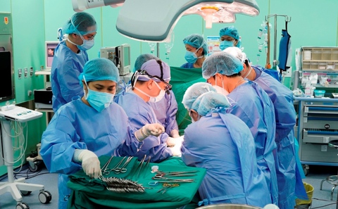 Bác sĩ Bệnh viện Đại học Y dược TP.HCM ghép gan thành công cho bé gái 2 tuổi - Ảnh 1. Bác sĩ Bệnh viện Đại học Y dược TP.HCM ghép gan thành công cho bé gái 2 tuổi - Ảnh 1.