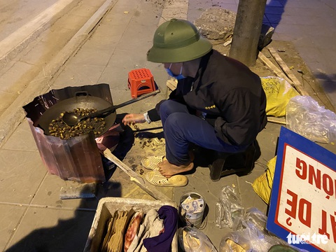 Người lao động co ro trong cái rét tê tái 10 độ C giữa đêm đông Hà Nội - Ảnh 3. Người lao động co ro trong cái rét tê tái 10 độ C giữa đêm đông Hà Nội - Ảnh 3.