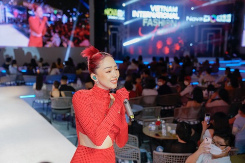 Tóc Tiên, Văn Mai Hương khuấy động đêm bế mạc VIFF 2021 - Ảnh 5. Tóc Tiên, Văn Mai Hương khuấy động đêm bế mạc VIFF 2021 - Ảnh 5.