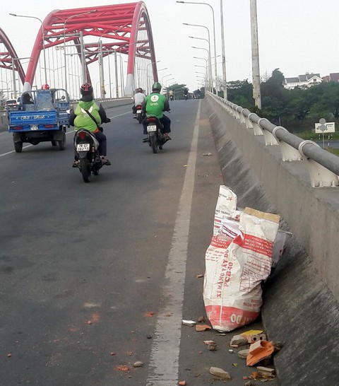 Diễn đàn Môi trường nơi tôi sống: Phải ngăn nạn xả rác trên cầu - Ảnh 1. Diễn đàn Môi trường nơi tôi sống: Phải ngăn nạn xả rác trên cầu - Ảnh 1.