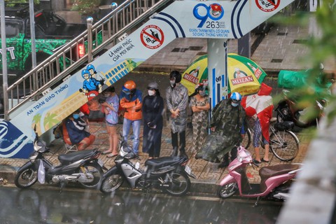 Đã vô mùa khô sao TP.HCM chiều nào cũng mưa? - Ảnh 2. Đã vô mùa khô sao TP.HCM chiều nào cũng mưa? - Ảnh 2.