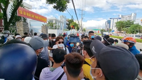 Xử vụ án liên quan bà Phương Hằng, hàng trăm người ồn ào trước cổng tòa - Ảnh 4. Xử vụ án liên quan bà Phương Hằng, hàng trăm người ồn ào trước cổng tòa - Ảnh 4.