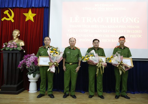 Hai giờ truy bắt tên cướp dùng súng giả cướp 450 triệu của ngân hàng BIDV - Ảnh 3. Hai giờ truy bắt tên cướp dùng súng giả cướp 450 triệu của ngân hàng BIDV - Ảnh 3.