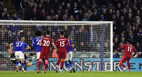 Salah đá hỏng penalty, Liverpool phơi áo trước Leicester trong trận đấu cuối năm 2021 - Ảnh 1. Salah đá hỏng penalty, Liverpool phơi áo trước Leicester trong trận đấu cuối năm 2021 - Ảnh 1.