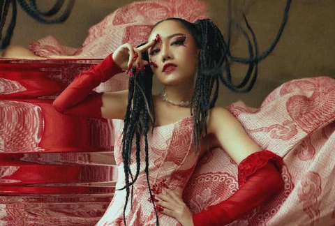 Phùng Khánh Linh đưa quan họ Bắc Ninh vào nhạc dance, Tiểu Vy diện chiếc đầm tốn 200 giờ đính kết - Ảnh 3. Phùng Khánh Linh đưa quan họ Bắc Ninh vào nhạc dance, Tiểu Vy diện chiếc đầm tốn 200 giờ đính kết - Ảnh 3.