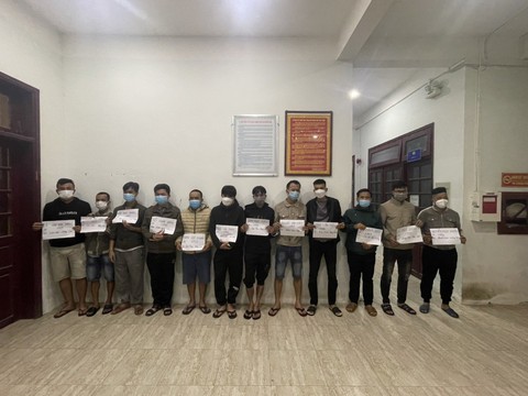 Triệt phá đường dây cá độ bóng đá tiền tỉ, bắt giữ 13 con bạc - Ảnh 2. Triệt phá đường dây cá độ bóng đá tiền tỉ, bắt giữ 13 con bạc - Ảnh 2.