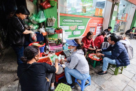 Hà Nội cho phép quận Hoàn Kiếm thí điểm tổ chức việc bán hàng ăn uống trên hè phố - Ảnh 1. Hà Nội cho phép quận Hoàn Kiếm thí điểm tổ chức việc bán hàng ăn uống trên hè phố - Ảnh 1.