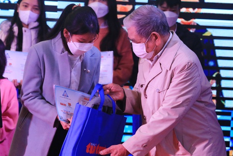 ‘Không để hoàn cảnh nghị lực nào phải đứt gánh học giữa đường vì đại dịch’ - Ảnh 2. ‘Không để hoàn cảnh nghị lực nào phải đứt gánh học giữa đường vì đại dịch’ - Ảnh 2.