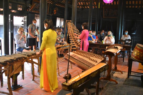 Khách Nga thăm lại Tháp Bà, Hòn Chồng… - Ảnh 10. Khách Nga thăm lại Tháp Bà, Hòn Chồng… - Ảnh 10.
