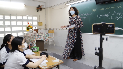 Học trực tuyến sao kiểm tra trực tiếp? - Ảnh 1. Học trực tuyến sao kiểm tra trực tiếp? - Ảnh 1.