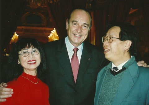 GS Trần Quang Hải và danh ca Bạch Yến chụp ảnh cùng Tổng thống Pháp Jacques Chirac năm 2002. GS Trần Quang Hải và danh ca Bạch Yến chụp ảnh cùng Tổng thống Pháp Jacques Chirac năm 2002.